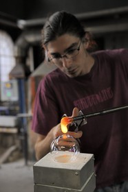 France, Moselle, Meisenthal, souffleur au Centre international d'Art verrier (CIAV), making of a christmas bowl made of glass