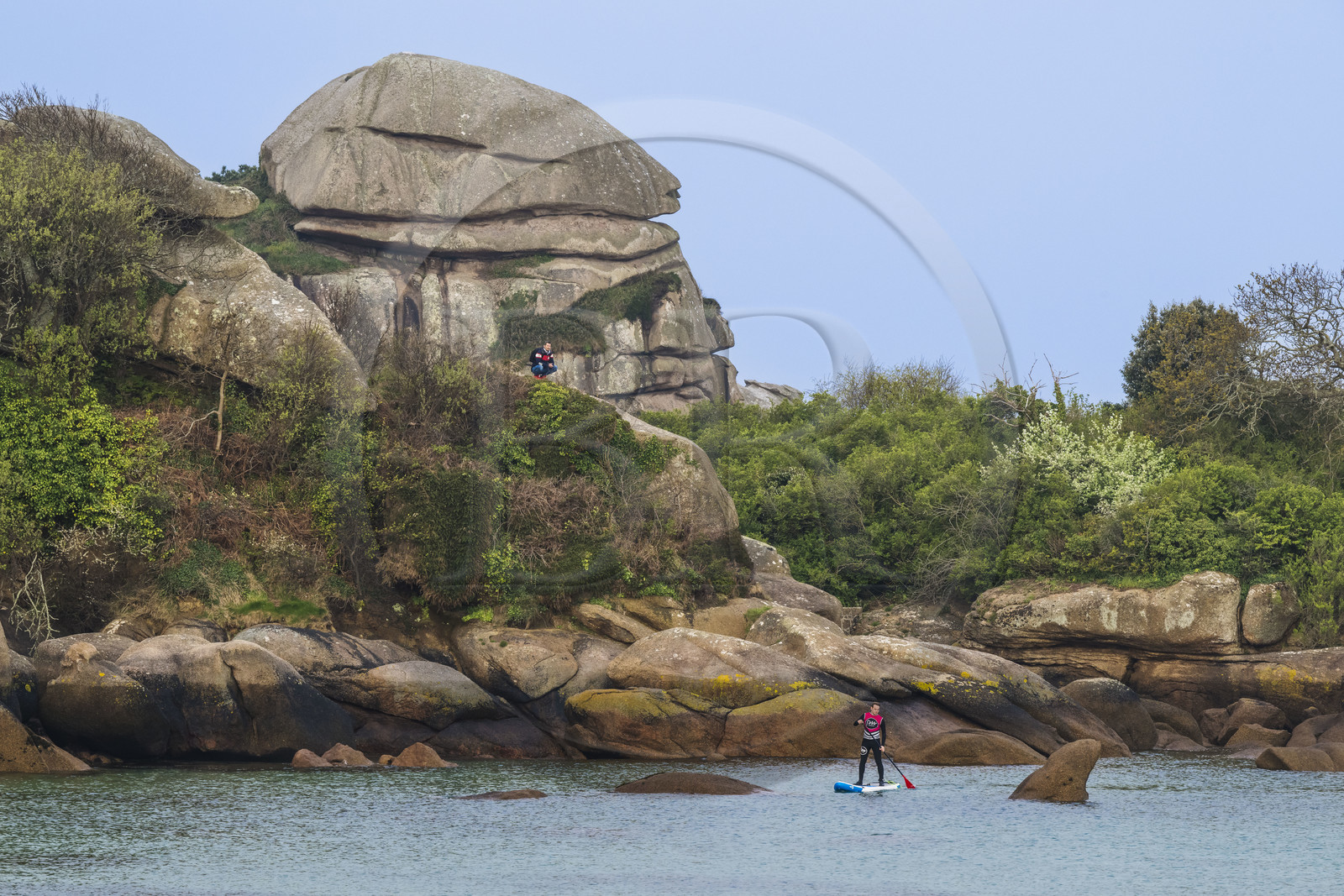 France, Côtes-d'Armor (22), Côte de Granit Rose, Perros-Guirec, sortie en paddle dans l'anse de Ploumanac'h, le rocher appelé Bastille en arrière plan