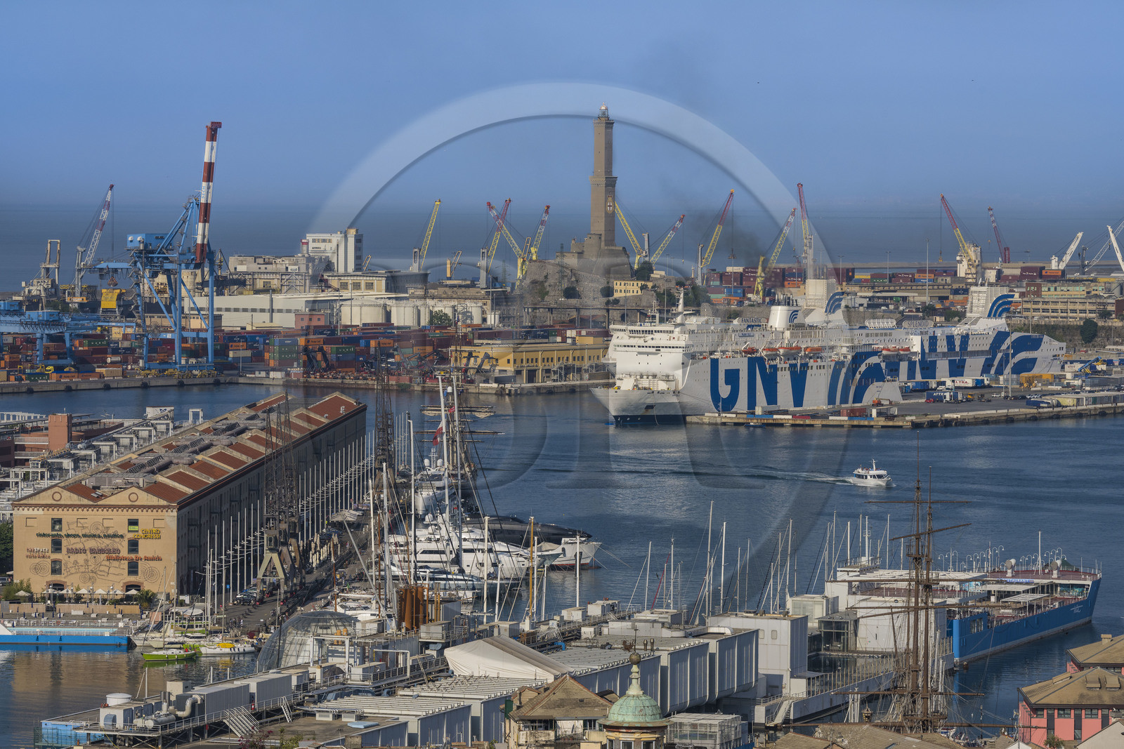 Italie, Ligurie, Gênes, le Porto Antico (Vieux Port) vu depuis le Belvédère du Castelletto, le port de commerce en arrière plan dominé par le phare de la Lanterna