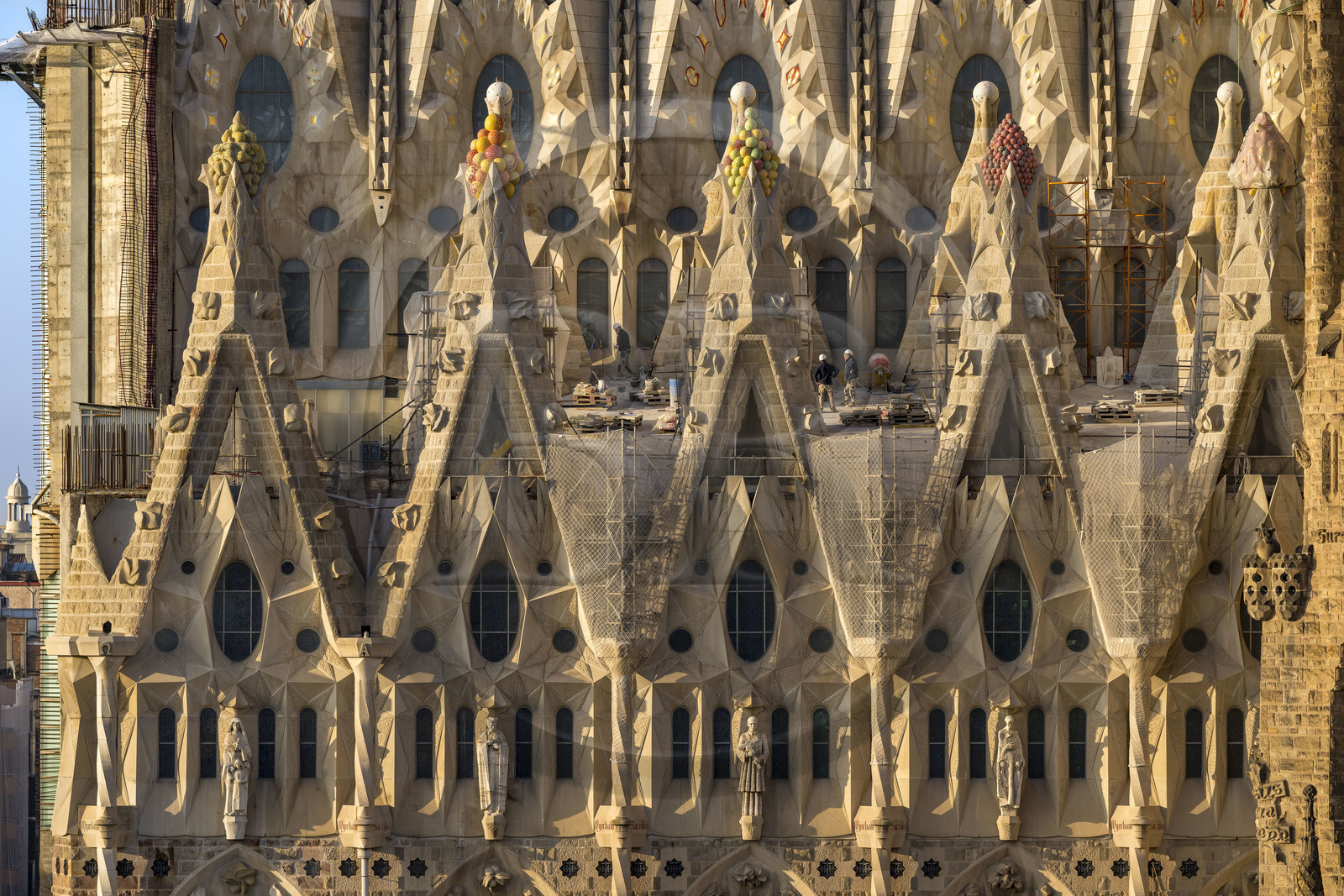 Espagne, Catalogne, Barcelone, quartier de l'Eixample, basilique de la Sagrada Familia de l'architecte du modernisme catalan Antoni Gaudi classée Patrimoine Mondial de l'UNESCO, sommets surmontés de mosaïques en forme de fruits entourant le chantier sur le toit de la nef ici côté facade de la Passion Espagne, Catalogne, Barcelone, quartier de l'Eixample, basilique de la Sagrada Familia de l'architecte du modernisme catalan Antoni Gaudi classée Patrimoine Mondial de l'UNESCO, sommets surmontés de mosaïques en forme de fruits entourant le chantier sur le toit de la nef ici côté facade de la Passion