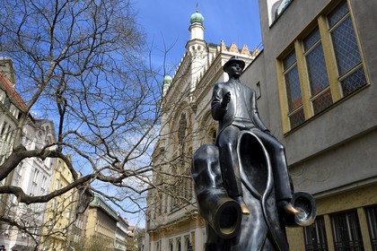 République Tchèque, Prague, centre historique classé Patrimoine Mondial de l'UNESCO, quartier juif de Josefov, statue de Franz Kafka par Jaroslav Rona devant la synagogue espagnole