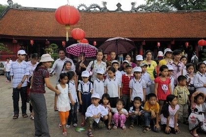 Vietnam, Hanoï, temple Van Mieu (temple de la Littérature) dédié à Confucius construit en 1070, visite d'écoliers