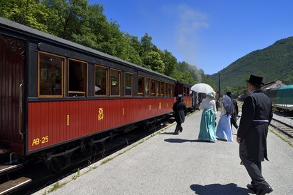 France, Alpes de Haute Provence, Annot, Train des Pignes historic train, members of the AHVAE (Association d'histoire vivante et de d'archeologie expérimentale) in Belle Epoque costume in a passenger car from 1892