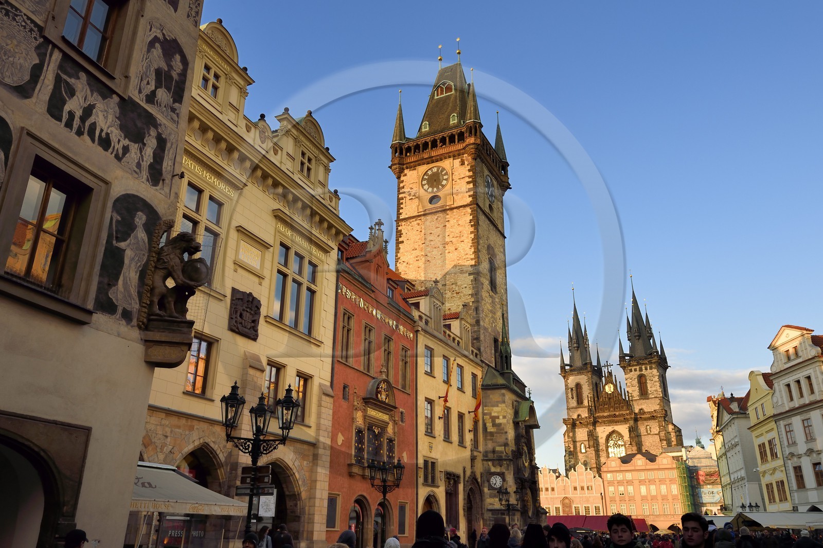République Tchèque, Prague, centre historique classé Patrimoine Mondial de l'UNESCO, la vieille ville (Stare Mesto), place de la vieille ville (Staromestske namesti), l'hôtel de Ville et l'église Notre-Dame-du-Tyn