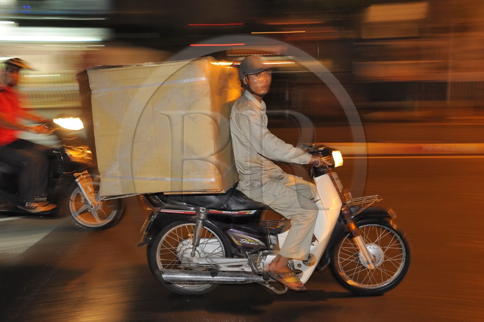 Vietnam, Hanoï, circulation en moto dans la vieille ville