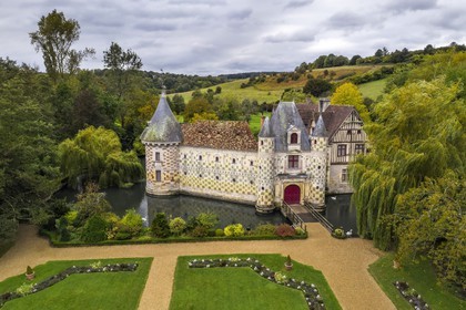 France, Calvados (14), Pays d'Auge, le chateau de Saint-Germain-de-Livet du XVe et XVIe siècle labellisé Musée de France (vue aérienne)