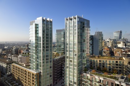 Royaume-Uni, Londres, quartier Whitechapel, les nouveaux immeubles d'Aldgate et le gratte-ciel 20 Fenchurch Street surnommée le Talkie-Walkie conçu par l'architecte Rafael Vinoly en arrière plan