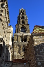 France, Haute-Loire (43), Le Puy-en-Velay, étape des chemins de Compostelle, la cathédrale Notre-Dame-de-l'Annonciation du XIIe siècle classée Patrimoine Mondial de l'UNESCO, le clocher haut de 56m et composé de sept étages