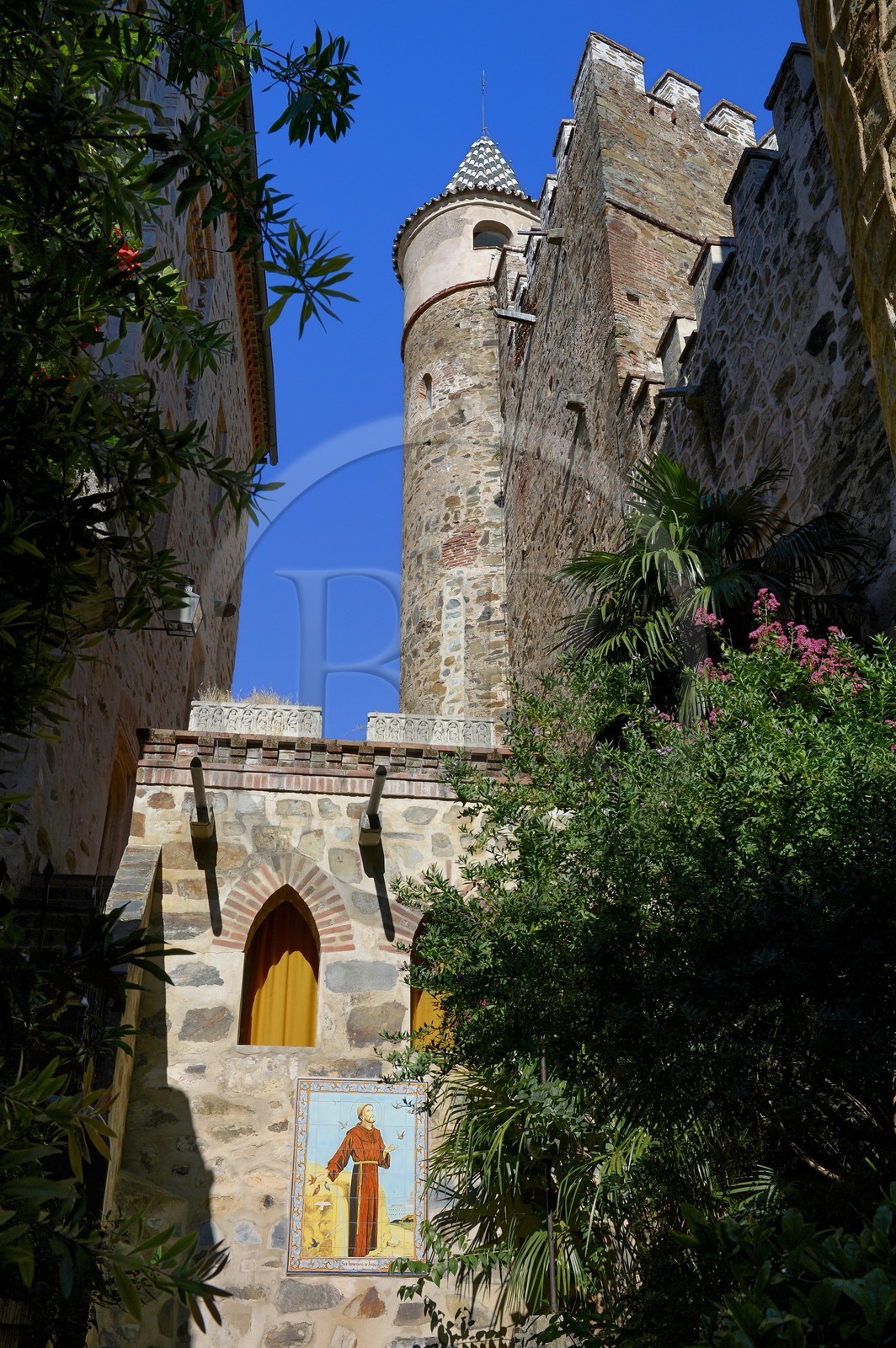 Espagne, Estremadure, Guadalupe, monastère royal de Santa Maria de Guadalupe classé Patrimoine mondial de l'UNESCO, cloître Mudejar construit au XIVe siècle et l'église en arrière plan