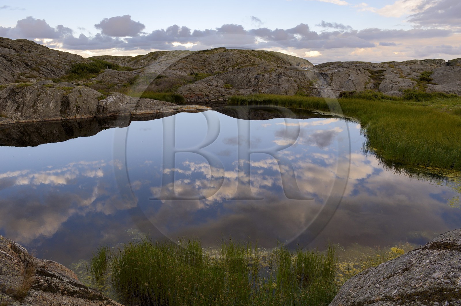 Suède, Västra Götaland, Väderöarna (iles météo) au large de Fjällbacka, petit lac