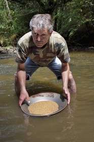 France, Dordogne (24), région de Jumilhac-le-Grand, orpaillage dans la rivière l'Isle vers Tindeix, le chercheur d'or Philippe Roubinet