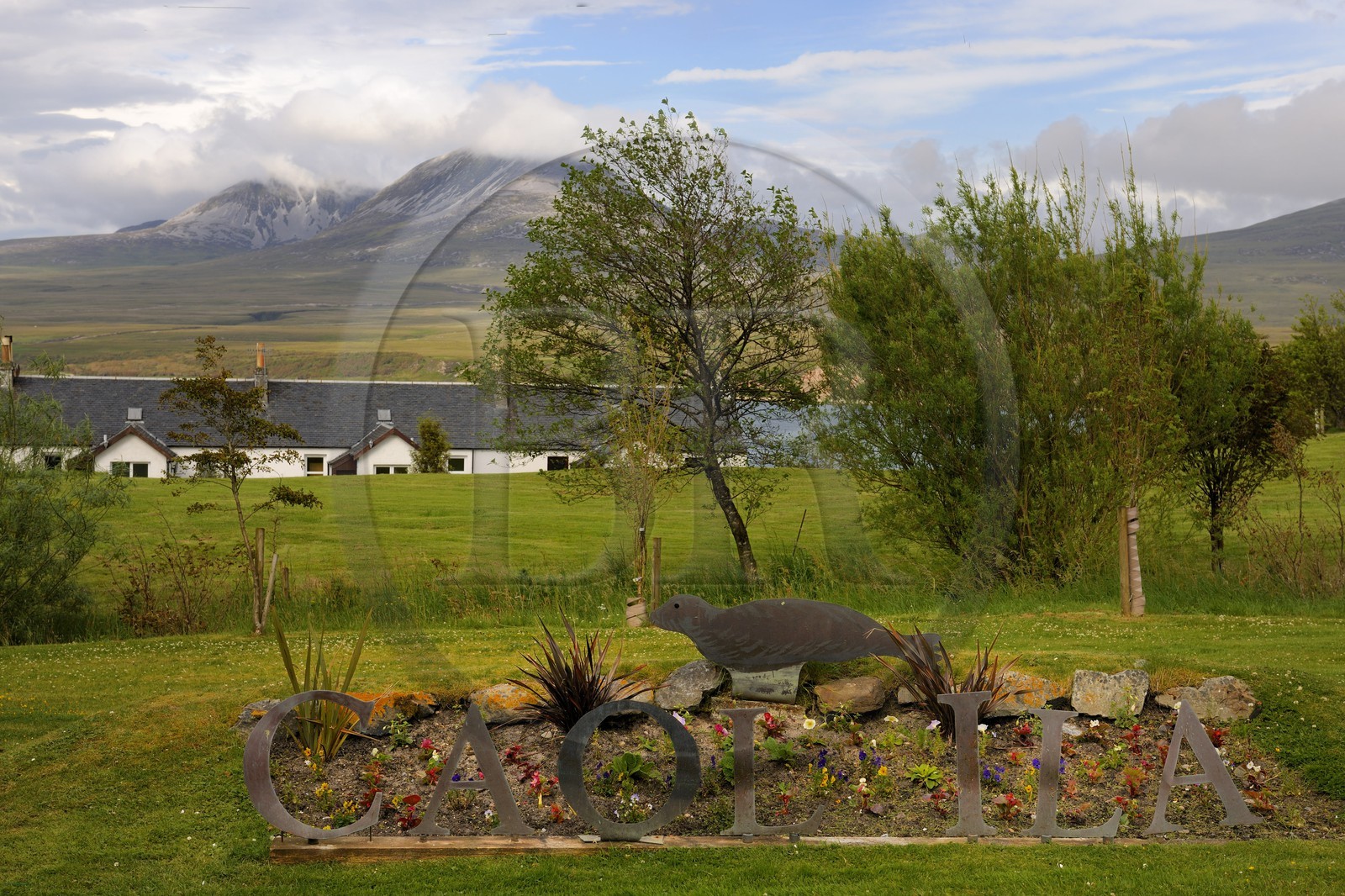 Royaume-Uni, Ecosse, Hébrides intérieures, Ile de Islay, Port Askaig, entrée de la distillerie de whisky Caol Ila