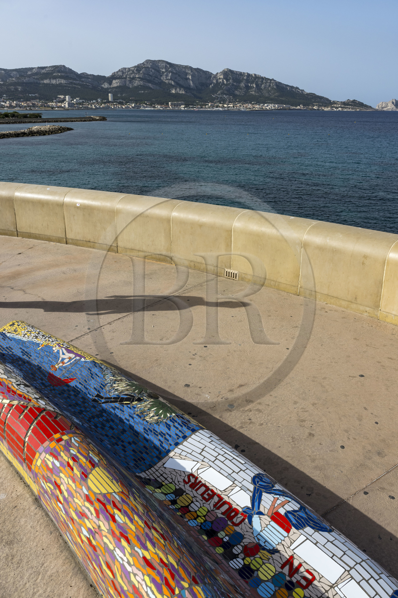 France, Bouches-du-Rhône (13), Marseille, Corniche du Président John Fitzgerald Kennedy, l'Association Viv'Arthe et son Projet Mosaïque, recouvrir de mosaïque le plus long banc du monde qui court sur près de 3 km le long de la Corniche