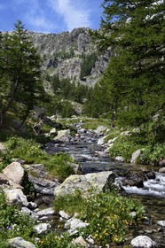 France, Alpes-Maritimes, parc national du Mercantour (Mercantour National Park), hikers on the Valmasque river valley trail and the ice bolt in the background