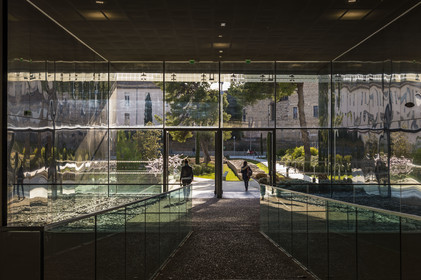 France, Gard (30), Nîmes, Musée de la Romanité de l'architecte Elizabeth de Portzamparc, passage sous le musée