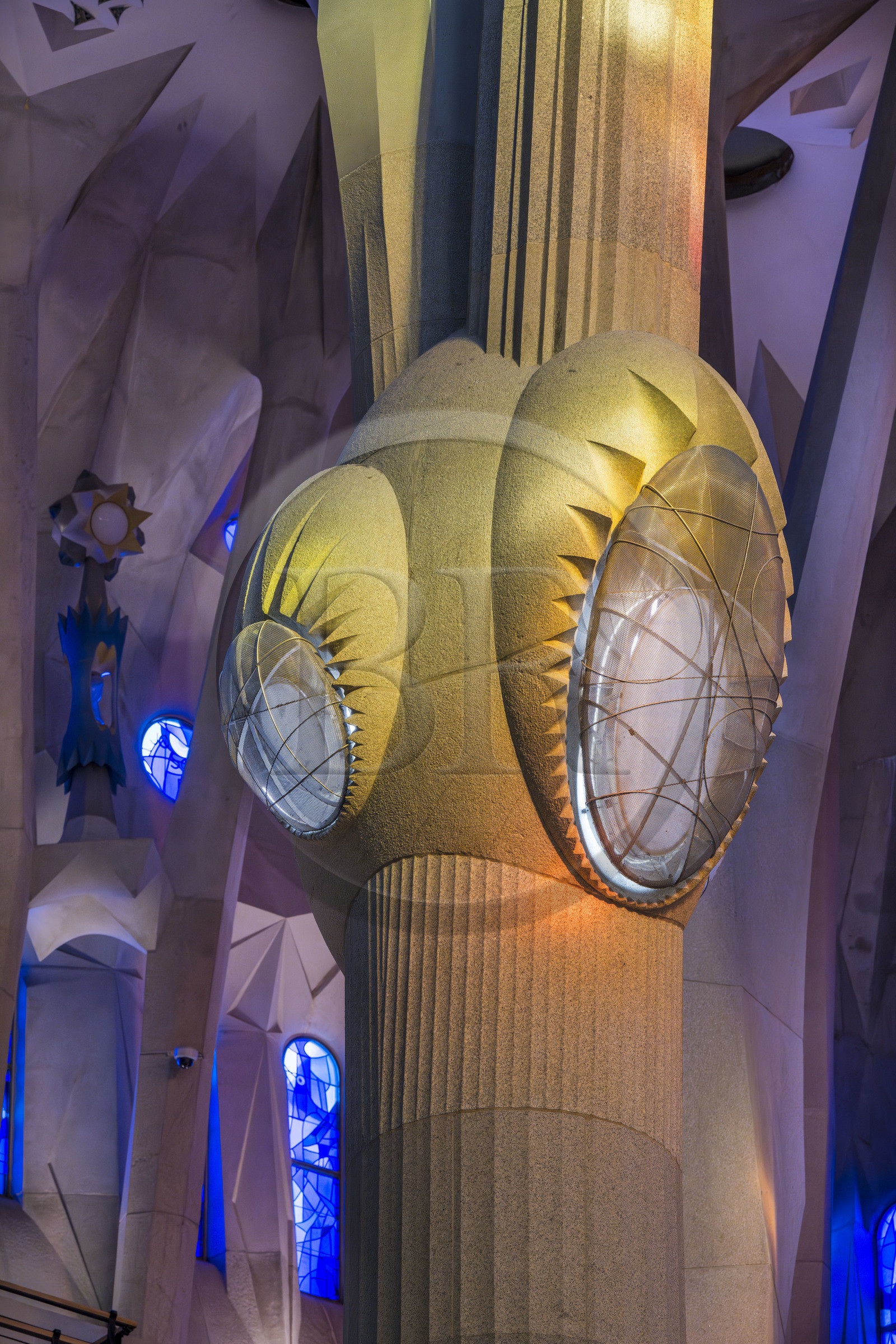 Espagne, Catalogne, Barcelone, quartier de l'Eixample, basilique de la Sagrada Familia de l'architecte du modernisme catalan Antoni Gaudi classée Patrimoine Mondial de l'UNESCO, au dessus du noeud, les colonnes du vaisseau central (nef) se subdivisent en branches tel un arbre, éclairées par les projections chaudes des vitraux du coté de la facade de la Passion Espagne, Catalogne, Barcelone, quartier de l'Eixample, basilique de la Sagrada Familia de l'architecte du modernisme catalan Antoni Gaudi classée Patrimoine Mondial de l'UNESCO, au dessus du noeud, les colonnes du vaisseau central (nef) se subdivisent en branches tel un arbre, éclairées par les projections chaudes des vitraux du coté de la facade de la Passion