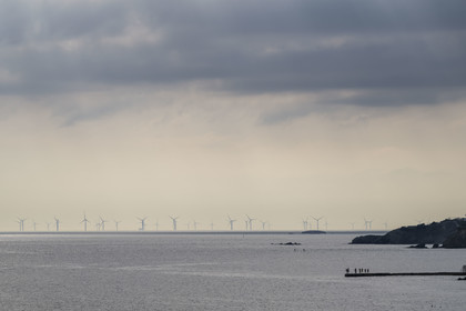 France, Loire-Atlantique (44), Estuaire de la Loire, Saint-Nazaire, le parc éolien en mer de Saint-Nazaire vu depuis la Pointe de l'Eve