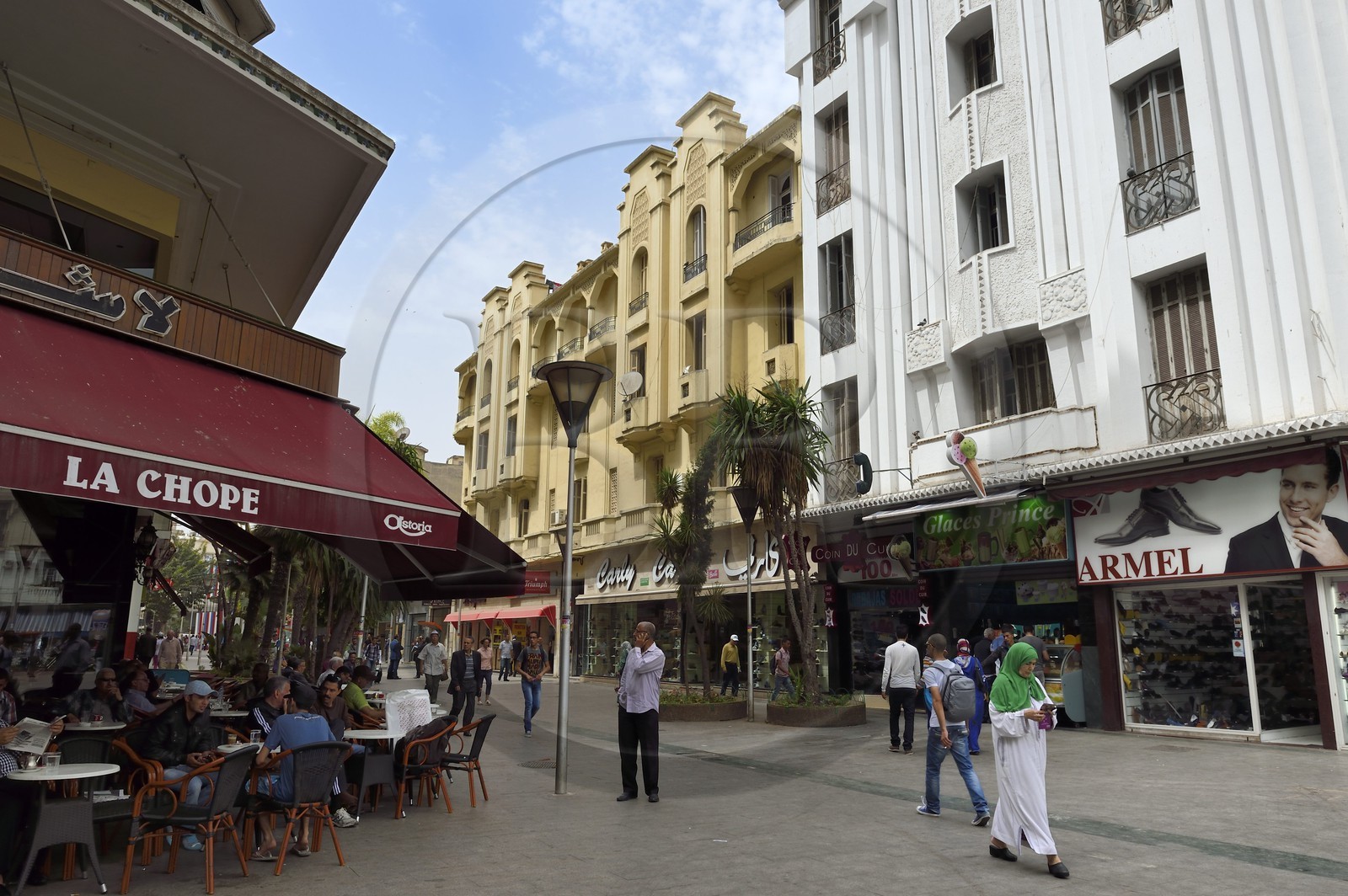 Maroc, Casablanca, place du 16 novembre and rue du Prince Moulay Abdallah, l'immeuble Bennarosh faisant face à l'immeuble Baille du Café de la Choppe