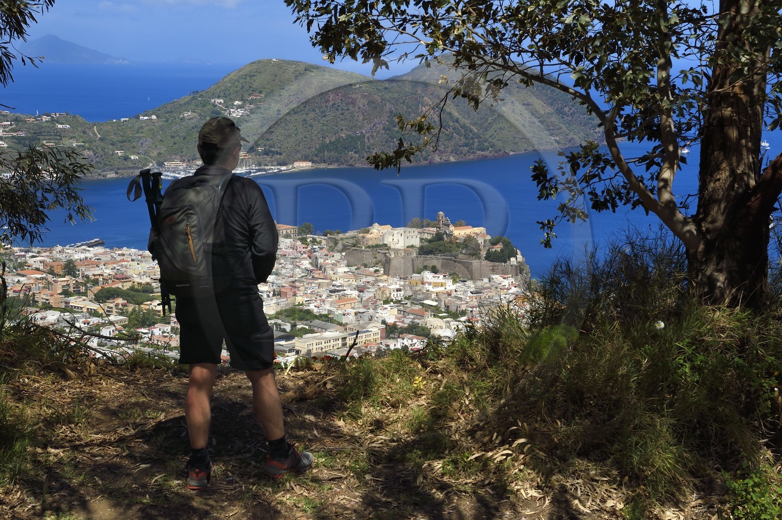 Italie, Sicile, iles Eoliennes, classées Patrimoine Mondial de l'UNESCO, Ile de Lipari, Lipari, randonneur observant Lipari dominé par sa citadelle