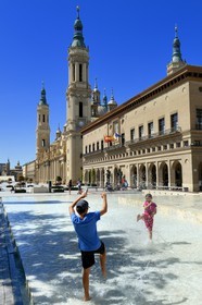 Spain, Aragon, Zaragoza, the pond and fountain in front of La Lonja and the Basilica del Pilar (Our Lady of Pilar) in the background