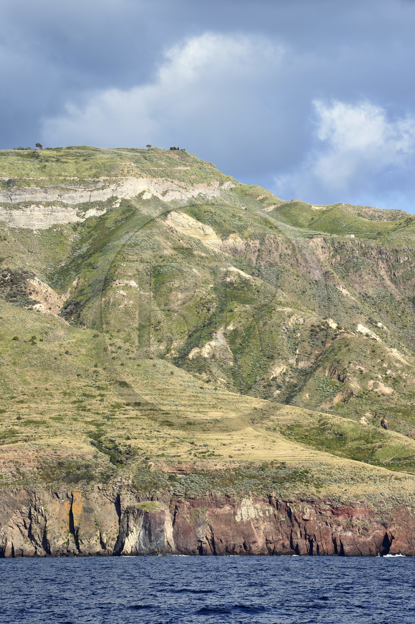 Italie, Sicile, iles Eoliennes, classées Patrimoine Mondial de l'UNESCO, Ile de Lipari, falaises de la cote Ouest