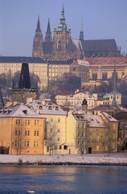 République Tchèque, Prague, la cathédrale Saint Guy dans le château et la rive de la Vltava à Mala Strana
