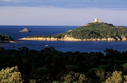 France, Corse-du-Sud (2A), la Tour Génoise de l'île de Pinarellu au nord de Porto-Vecchio