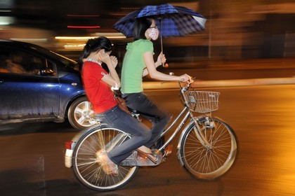 Vietnam, Hanoï, circulation à vélo dans la vieille ville