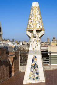 Espagne, Catalogne, Barcelone, le Palais Güell (Palau Güell) construit entre 1886 et 1891 et réalisé par l'architecte du modernisme catalan Antoni Gaudi, site classé au Patrimoine Mondial de l'UNESCO, cheminées et tours d'aération sur le toit terrasse