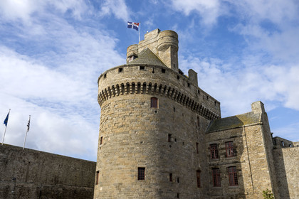 France, Ille-et-Vilaine (35), Côte d'Emeraude, Saint-Malo, le chateau de Saint-Malo (XVème siècle) qui abrite l'Hotel de Ville et le Grand Donjon sur lequel flotte le drapeau de la ville