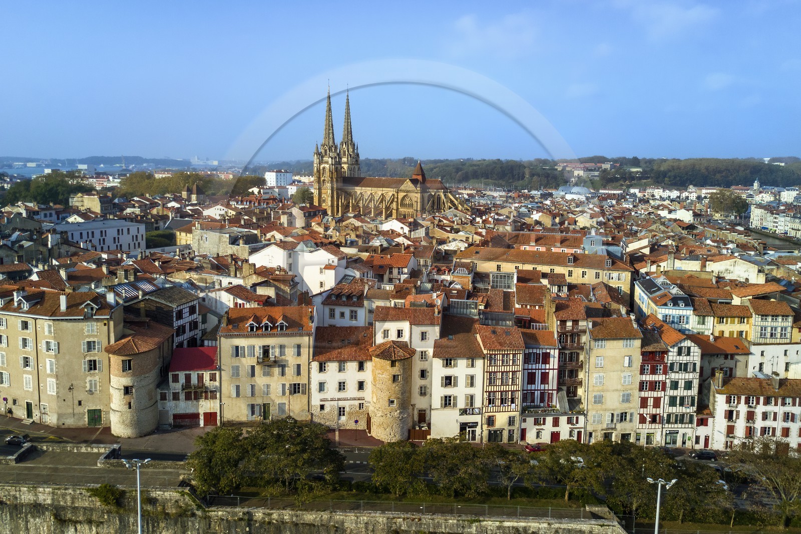 France, Pyrénées-Atlantiques (64), Pays-Basque, Bayonne, les flèches de la cathédrale Sainte-Catherine derrière les tours des anciens remparts intégrées dans les immeubles de la rue Tour de Sault (vue aérienne)