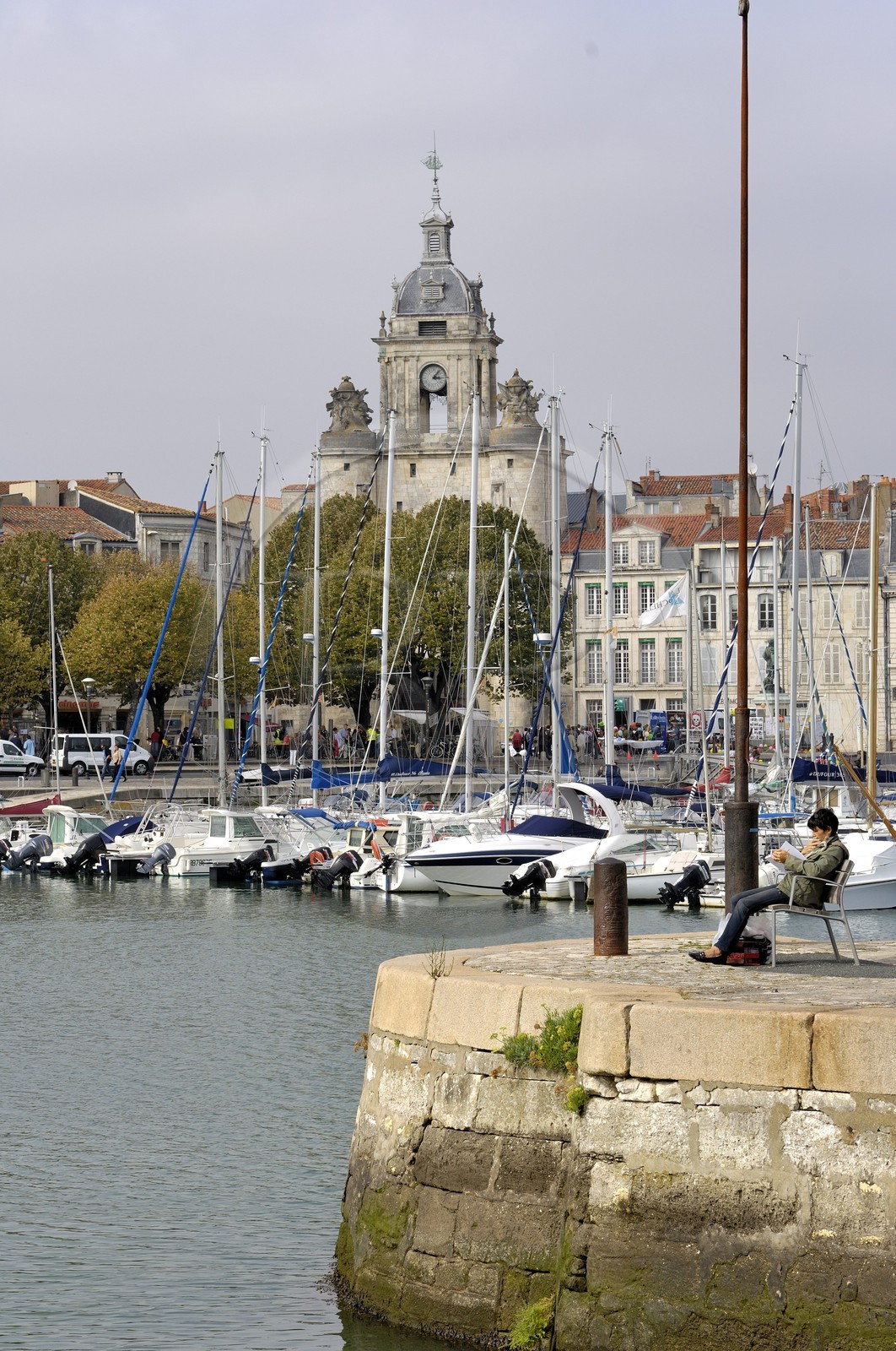 France, Charente-Maritime (17), La Rochelle, le Vieux Port, la Porte de la Grosse Horloge au bout du quai Duperré