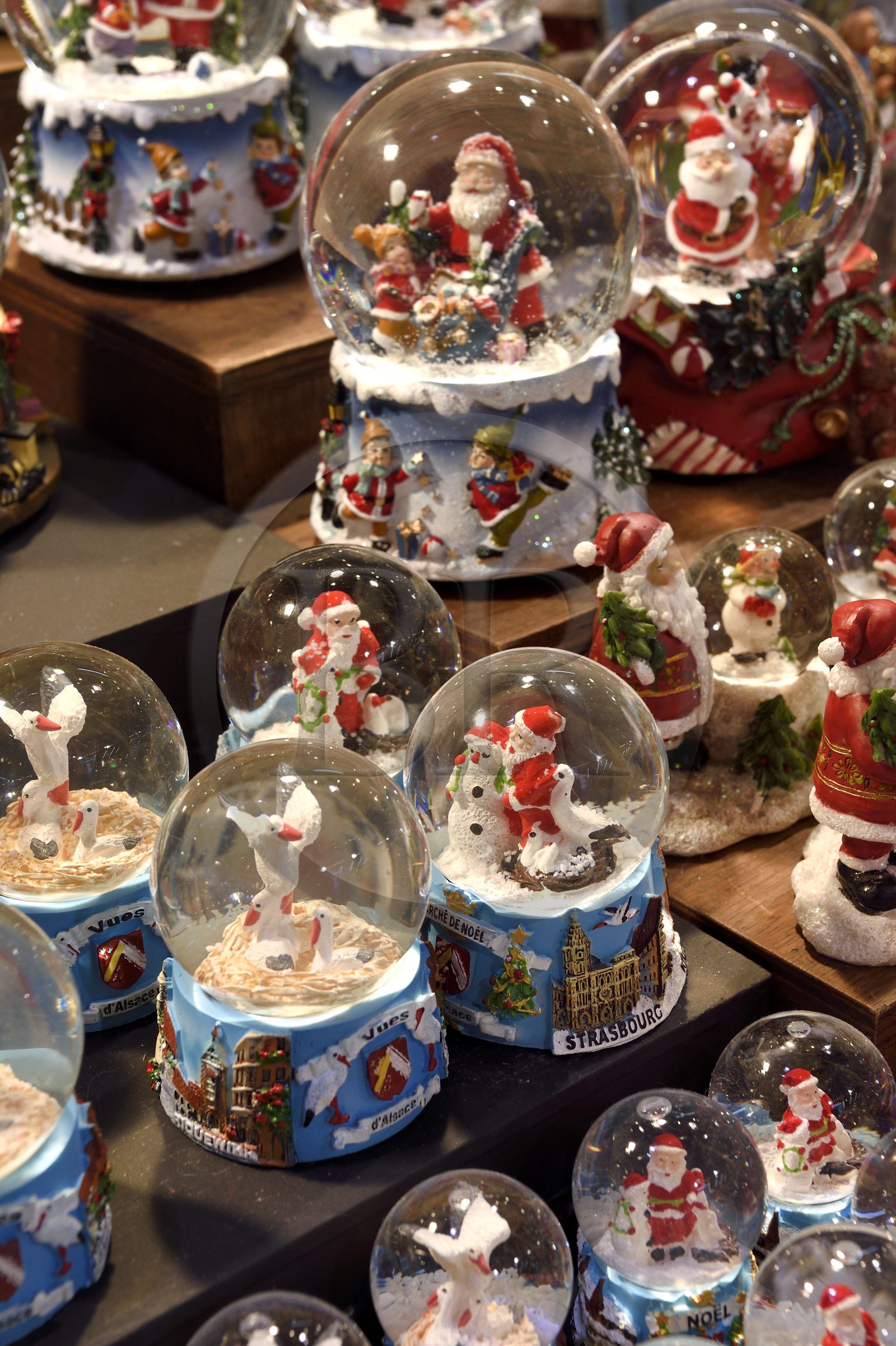 France, Bas-Rhin (67), Strasbourg, vieille ville classée Patrimoine Mondial de l'UNESCO, marché de Noël (Christkindelsmarik) de la place Broglie, boule à neige avec Père Noël