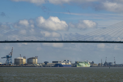 France, Loire-Atlantique (44), Estuaire de la Loire, Saint-Nazaire, le pont de Saint-Nazaire et le Grand port maritime de Nantes-Saint-Nazaire en arrière plan
