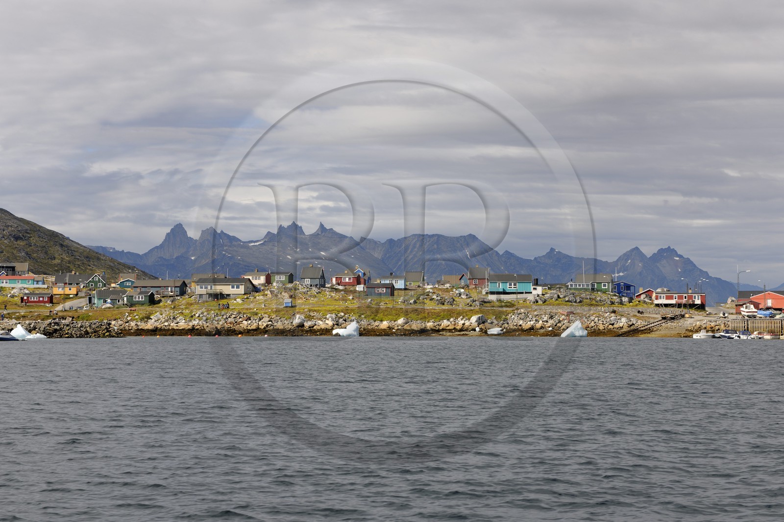 Groenland, ville de Nanortalik entourée de montagnes au sud du pays