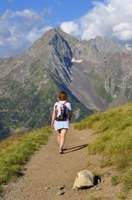 France, Hautes-Pyrénées (65), Saint-Lary-Soulan et Vielle-Aure, randonnée sur une variante du GR10 entre le col de Portet et les lacs de Bastan en bordure de la réserve naturelle de Néouvielle en arrière plan