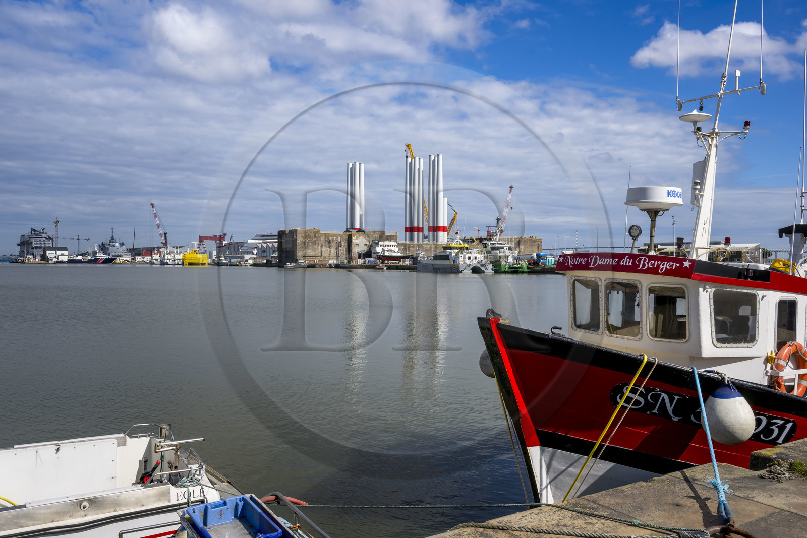 France, Loire-Atlantique (44), Saint-Nazaire, bateaux de pêche dans le bassin à flot et l'écluse fortifiée de l'ancienne base sous-marine allemande construite lors de la dernière guerre mondiale en arrière plan