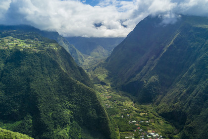 France, Ile de la Reunion, Saint-Joseph, le plateau de Grand-Coude (à gauche) et la rivière Langevin à l'Est (vue aérienne)