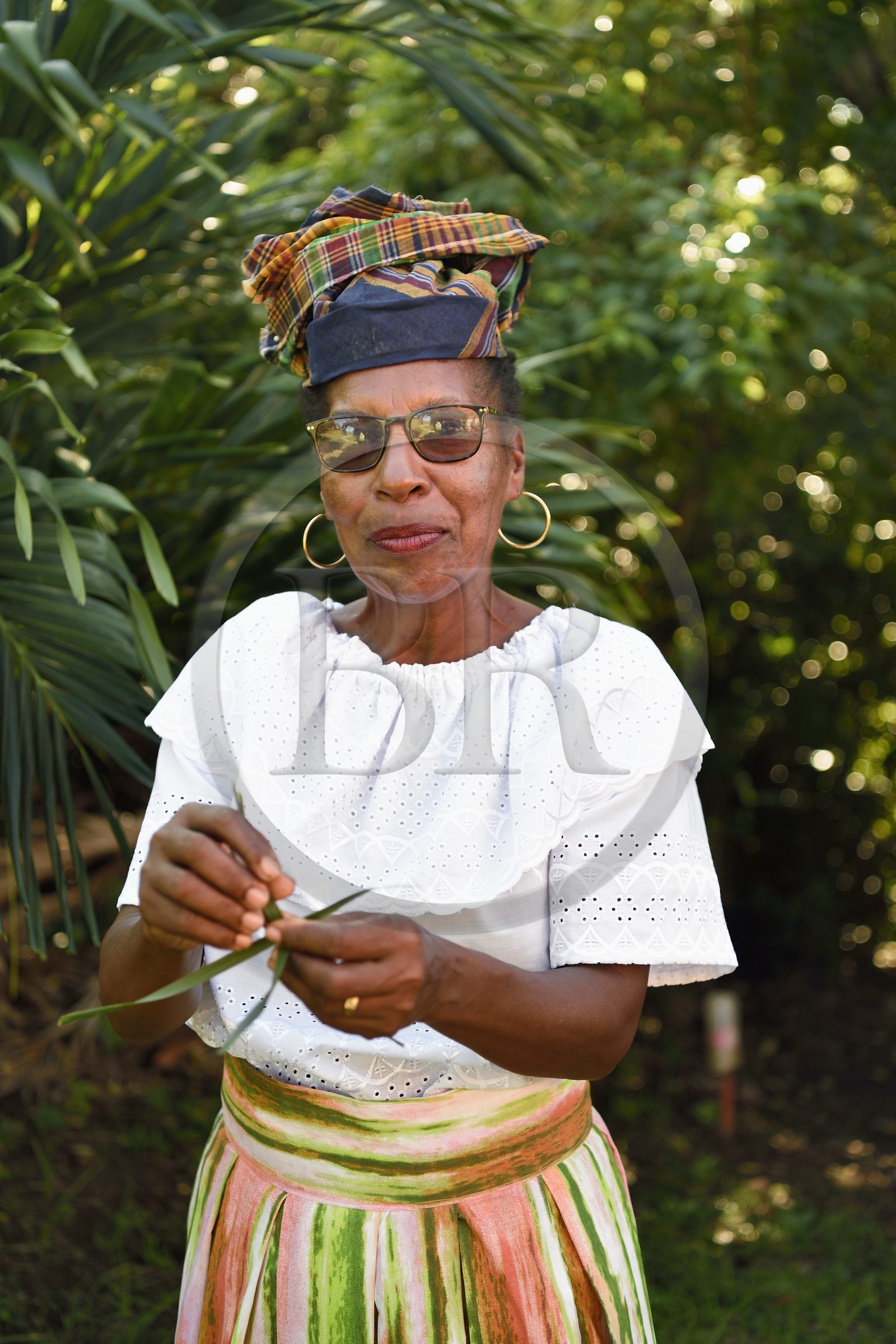 Caraïbes, Ile de la Dominique, site de Grand Fond dans le nord de l'île, Gillis en habit traditionnel de la Dominique au sortir de la messe