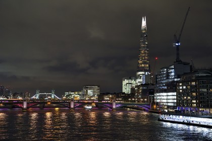 Royaume-Uni, Londres, le pont de Southwark Bridge et The Shard, la plus grande tour de Londres, de l'architecte Renzo Piano et le Tower Bridge en arrière plan