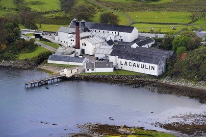 Royaume-Uni, Ecosse, Hébrides intérieures, Ile de Islay, Port Ellen, distillerie de whisky Lagavulin (vue aérienne)