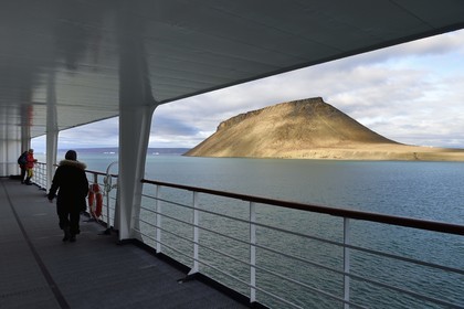 Groenland, cote ouest, Baie de North Star, Wolstenholme fjord, la montagne tabulaire de Dundas (Thulé) vue depuis le bateau de croisière MS Fram de la compagnie Hurtigruten