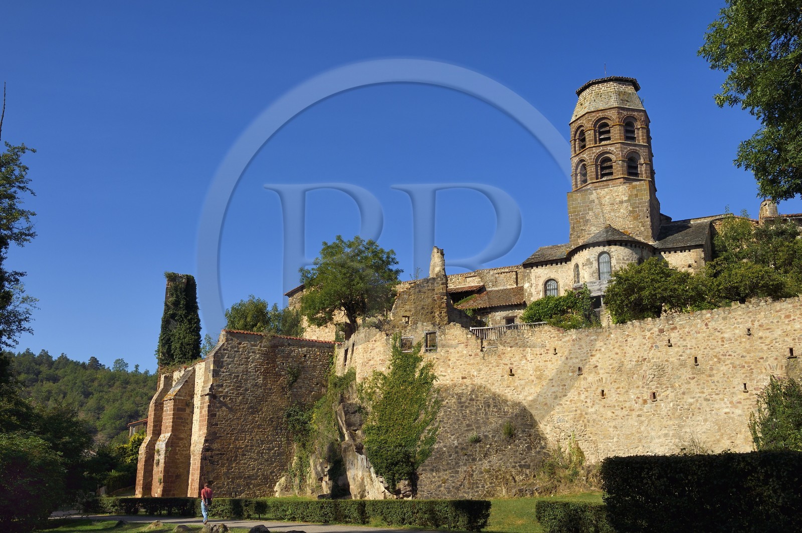 France, Haute-Loire (43), Lavaudieu, labellisé Les Plus Beaux Villages de France, l'Abbaye Saint-André de style roman auvergnat