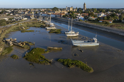 France, Vendée (85), Ile de Noirmoutier, Noirmoutier-en-l'Ile, cimetière de bateaux en bordure du canal d'accès au port et de la chaussée Jacobsen (vue aérienne)
