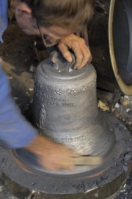 France, Manche (50), Villedieu-les-Poêles, la fonderie de cloches Cornille-Havard, demoulage d'une cloche