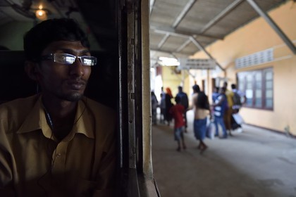 Sri Lanka, Province du Sud, train de Colombo à Galle, embarquement de passagers dans la gare de Aluthgama