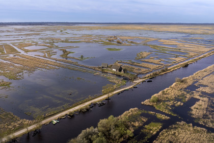 France, Loire-Atlantique (44), parc naturel regional de la Brière, Saint-Malo-de-Guersac, panorama sur les marais de Brière et le canal de Rozé (vue aérienne)