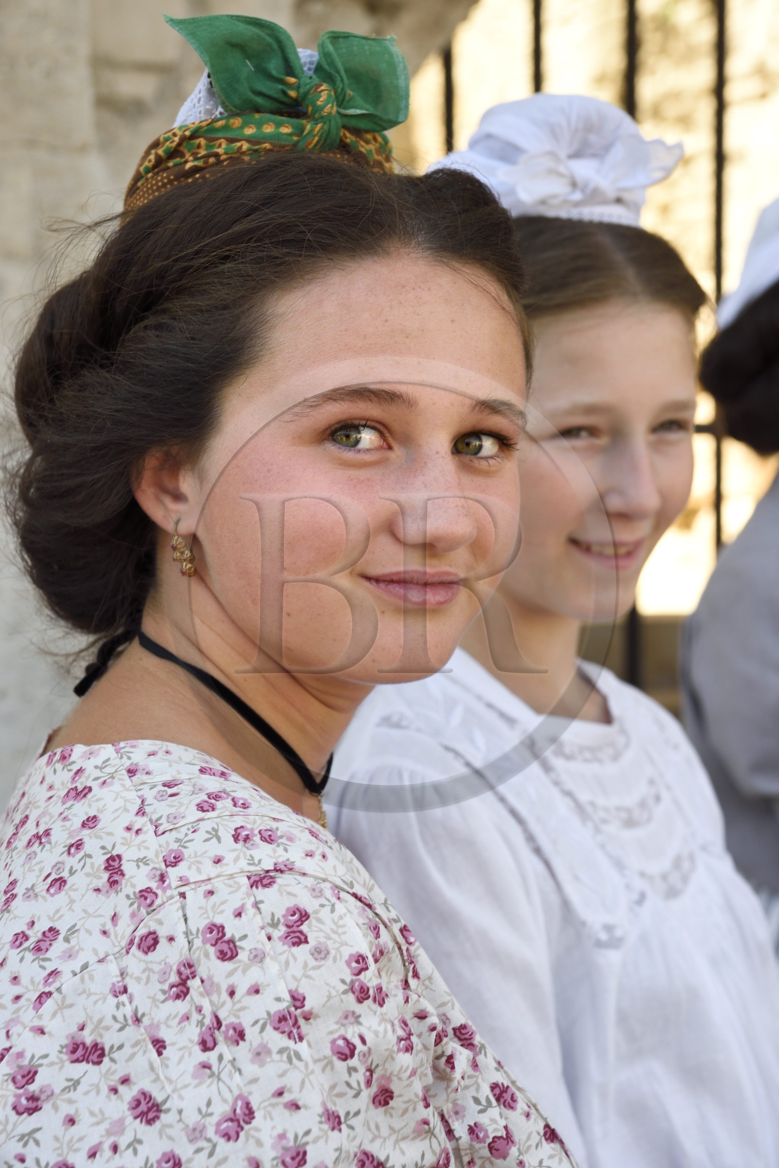 France, Bouches-du-Rhône (13), Arles, la course camarguaise de la Cocarde d'Or aux Arènes, jeune arlésienne en costume traditionnel France, Bouches-du-Rhône (13), Arles, la course camarguaise de la Cocarde d'Or aux Arènes, jeune arlésienne en costume traditionnel