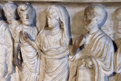 France, Puy-de-Dôme (63), Clermont-Ferrand, cathédrale Notre-Dame de l'Assomption, dans la crypte du Xe siècle, sarcophage gallo-romain chrétien en marbre du IVe siècle représentant la défunte figurée en orante en présence du Christ