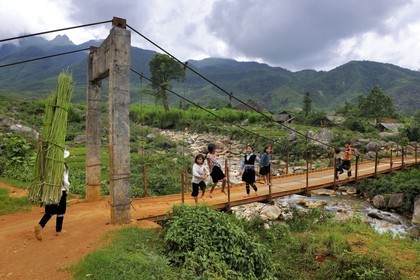 Vietnam, province de Lao Cai, région Nord-Ouest de Sapa, village de Mong Xoa de la minorité Hmong Bleu, pont suspendu à l'entrée du village